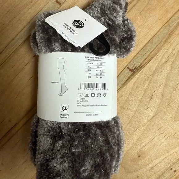 🧦 NWT • UGG SOCKS - Picture 2 of 2